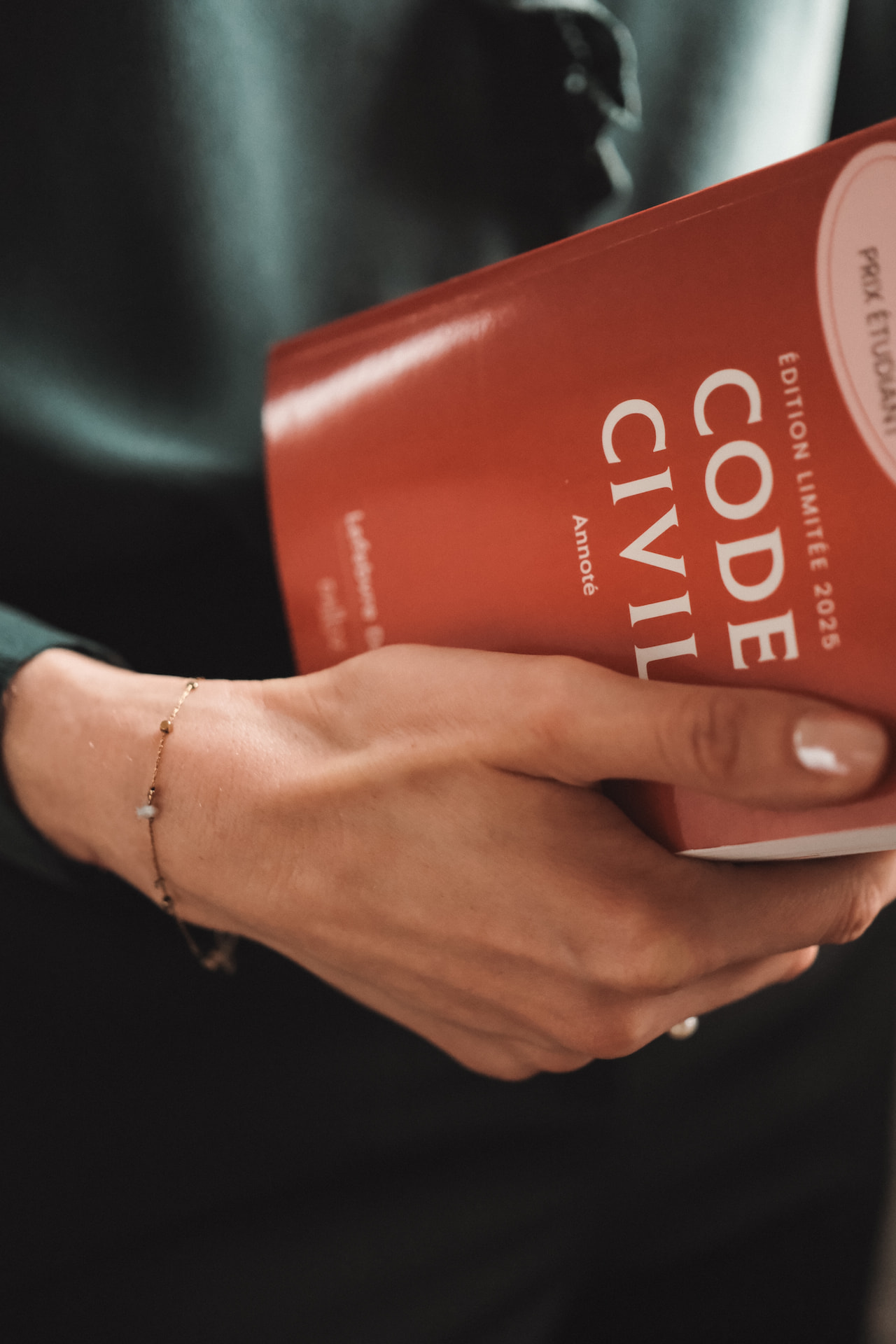 Code civil porté par l'avocate