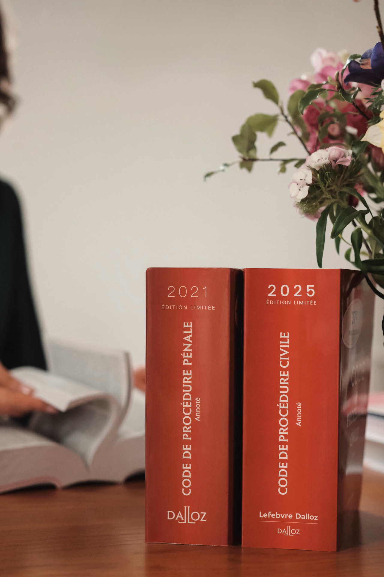 Livres posés sur la table